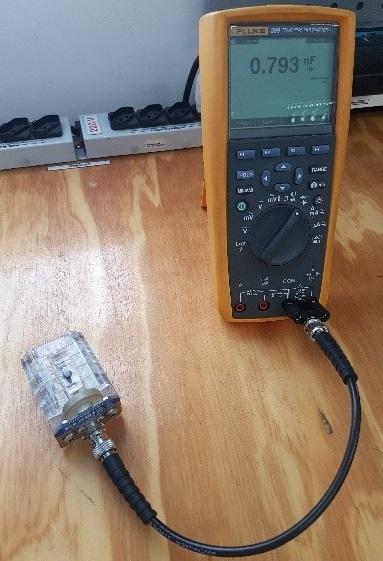 Emprego do PiezoHolder (acessório do Analisador TRZ) para a medição de capacitância em 1 kHz.