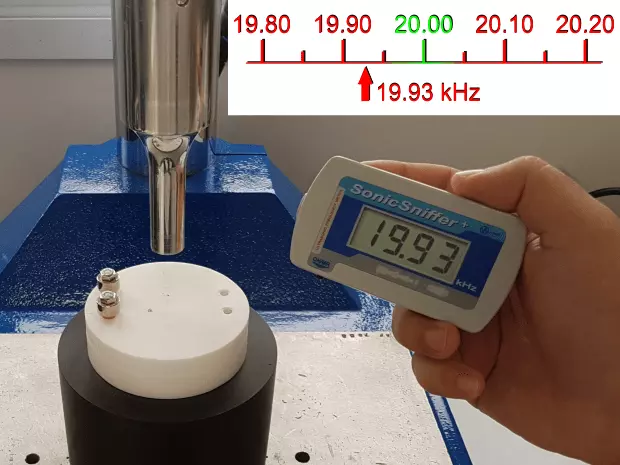 Medição de uma prensa de solda ultrassônica com baixa frequência