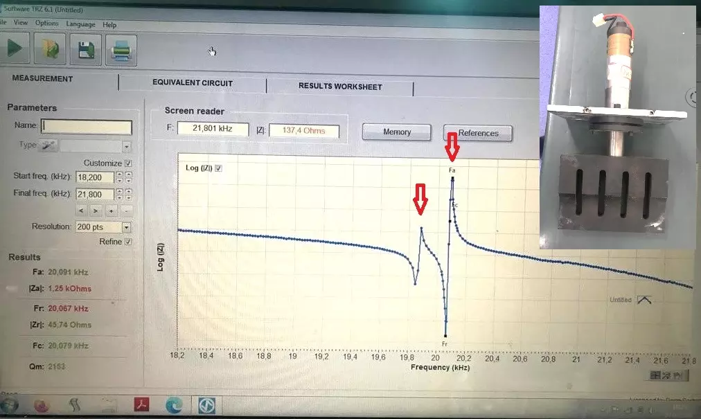 Curva de un sonotrodo de acero ancho con dos frecuencias (una es lateral). Medición por el Analizador TRZ®.