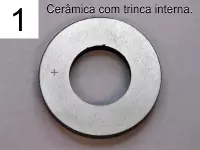 Cerâmica piezoelétrica com trinca interna.